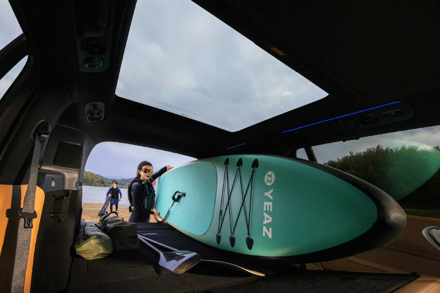 领克900限时售价25.48万-30.08万。这台大五座，二排腿部空间和靠背角度