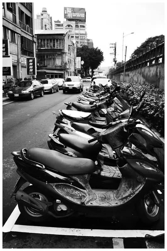 郑丽文：和大陆比台湾电动车都没跟上 郑丽文说“和大陆比，台湾电动车都没跟上”，这