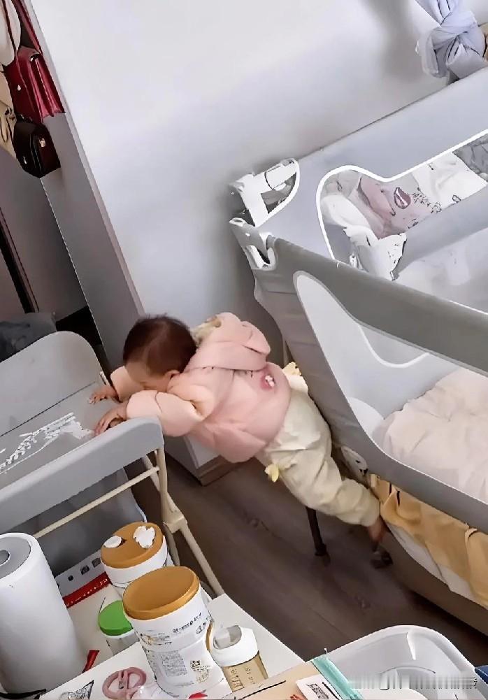 爸爸要去上厕所，就把1岁1个月宝宝像往常一样，用围栏锁在了床上，可没多大会儿，厕