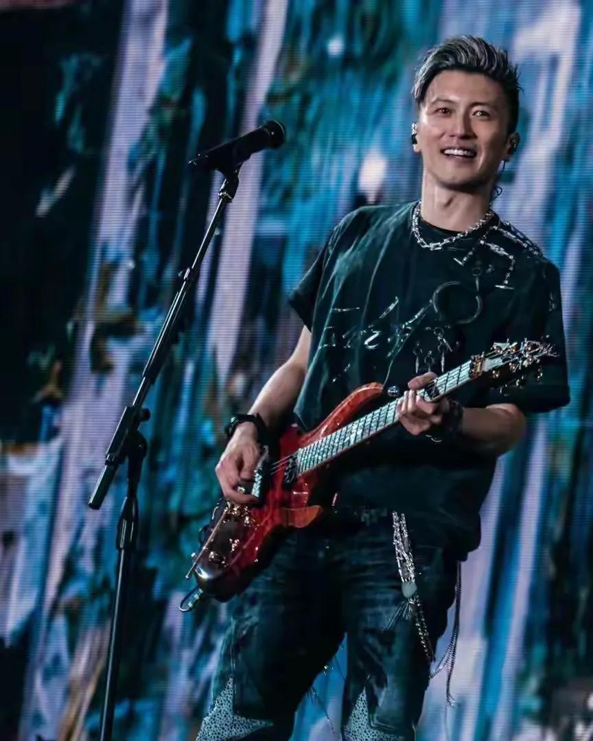 谢霆锋杭州演唱会门票半分钟售罄
半分钟，两场大莲花演唱会门票直接“售罄”，看来二