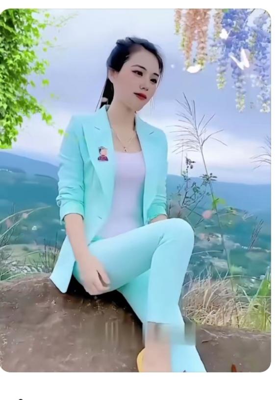〔欣赏图片〕
图中美女真靓丽；
活出人生的气质；
休闲娱乐走一回；
都是一处风景