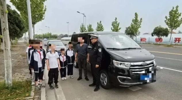 湖南常德，男子为了挣钱，开私家车接送8名学生，每个人收25块的费用，没想到开到路