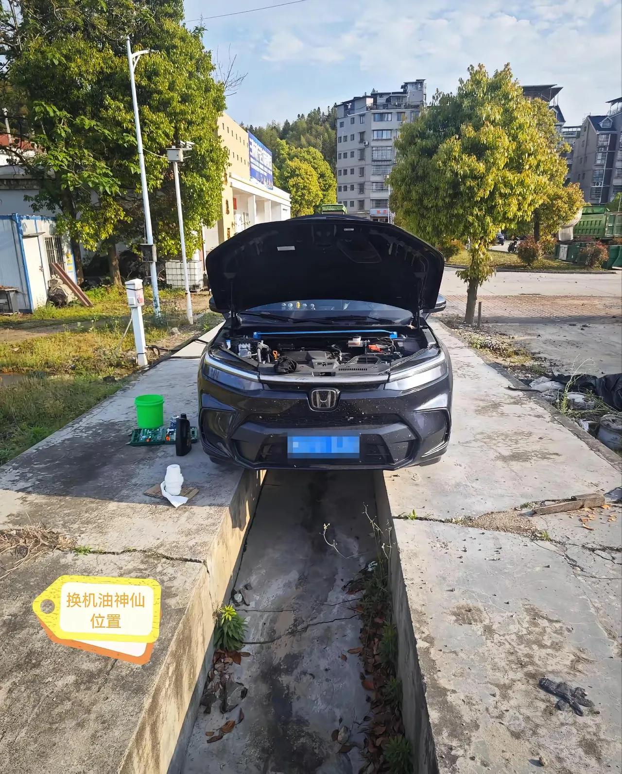 新手表示看不懂，去店里换个机油很贵吗？为啥非得自己在家这样瞎整……[捂脸]