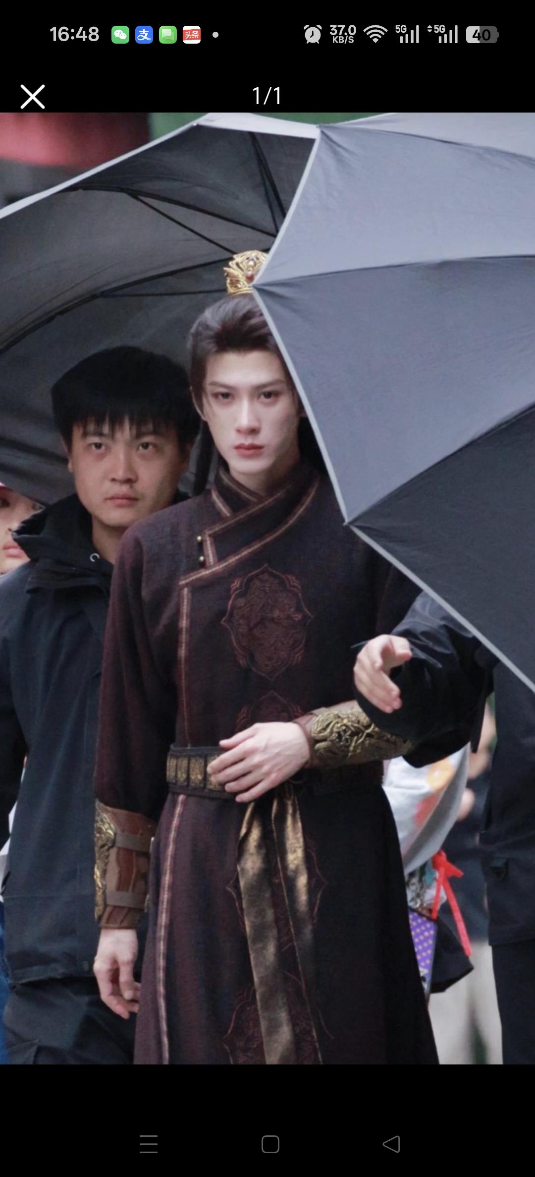 檀健次谢却山今日新路透，看到这身，我嘴角上扬，终于把昨天看的悲伤抛开了，这服装一