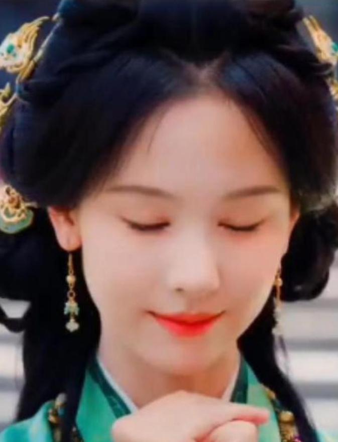 陈都灵通过多种方式为考生送祝福，展现了对考生的关爱与鼓励。
在郑州某高校录制节目