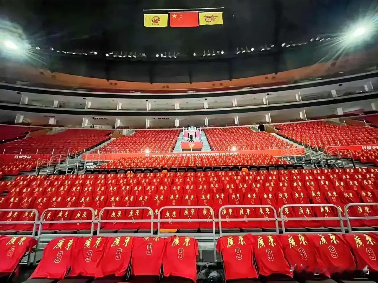 易建联9号球衣退役仪式门票价格一览，价格翻倍仍一票难求！

第一排为2800元，