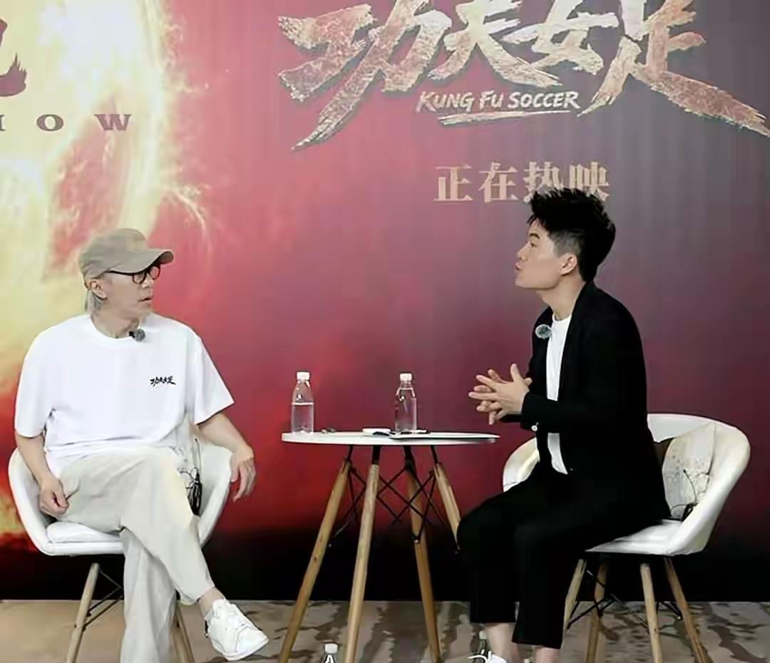 没想到有一天，周星驰和董宇辉会坐在一张桌子上，畅谈人生。
星爷的一声“辉哥”，让