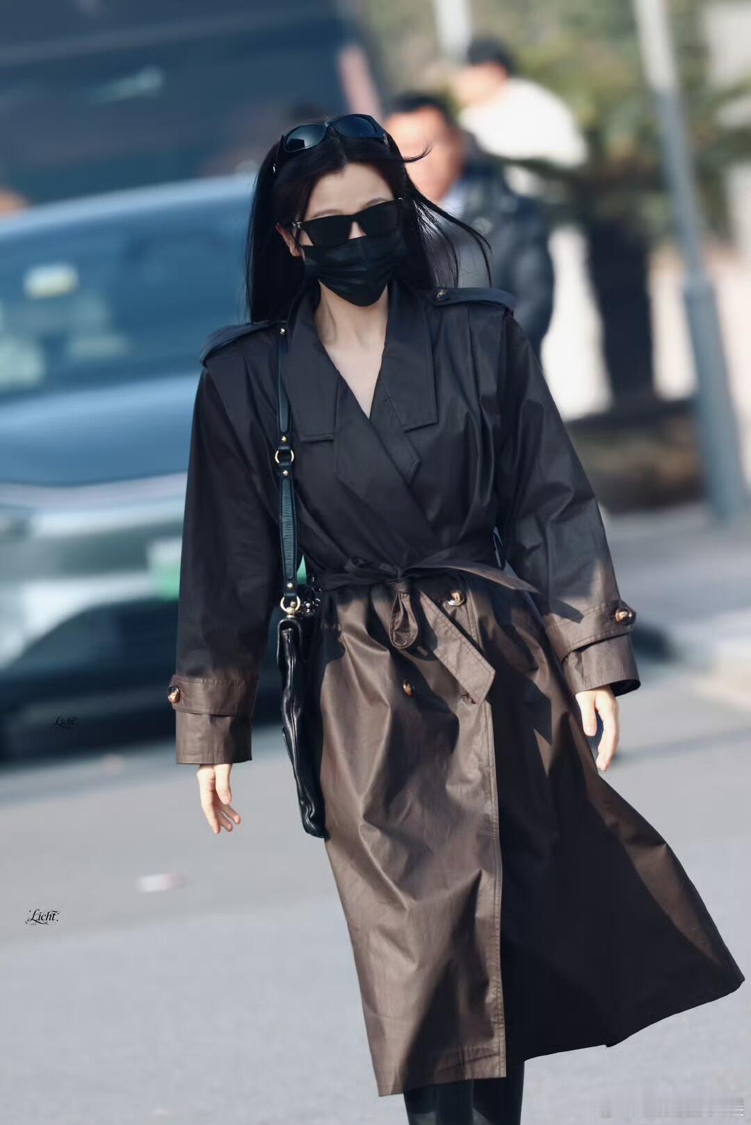 虞书欣老钱风穿搭虞书欣今日份上班路透，她的穿搭都很适合她啊。虞书欣棕色长风衣