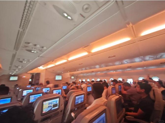 A380变成“空中牢笼”！373人被困10小时有人中暑，谁给阿联酋航空的胆子在中