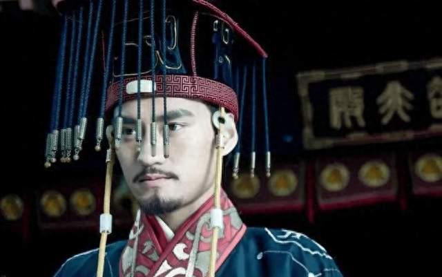 刘秀在世没有杀功臣，世家大族横行无忌，汉明帝怎么坐稳的皇位？