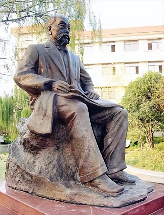 “他72岁才‘转岗’当校长，开学典礼发的不是校训匾，是一把铁锹——张謇：清末最拼