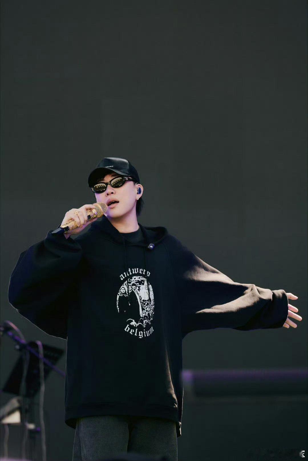 舞台绽放音乐光芒，胡彦斌成功率先晋级，期待两位歌手之后更多精彩的演唱时刻歌手直播