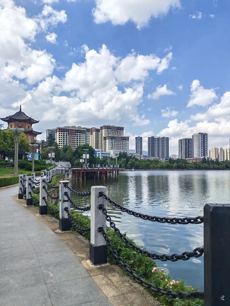 闺蜜吐槽老公给自己买双袜子都嫌贵，转头却给车加了满箱油？中年男人的“双标”背后，