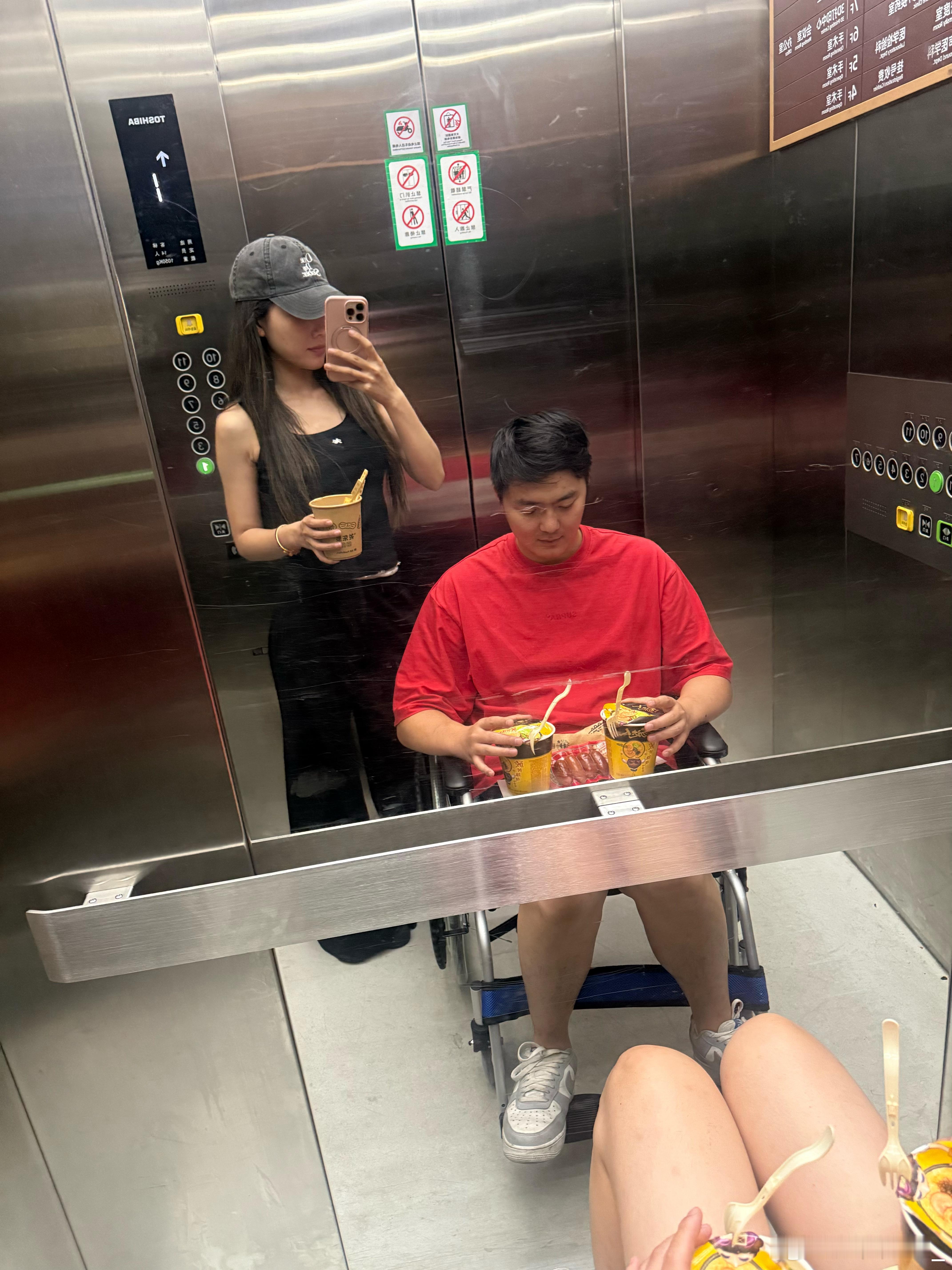 六一儿童节187的大宝坐上了人生第一台敞篷超跑强烈建议给所有的轮椅加个杯架～ 上