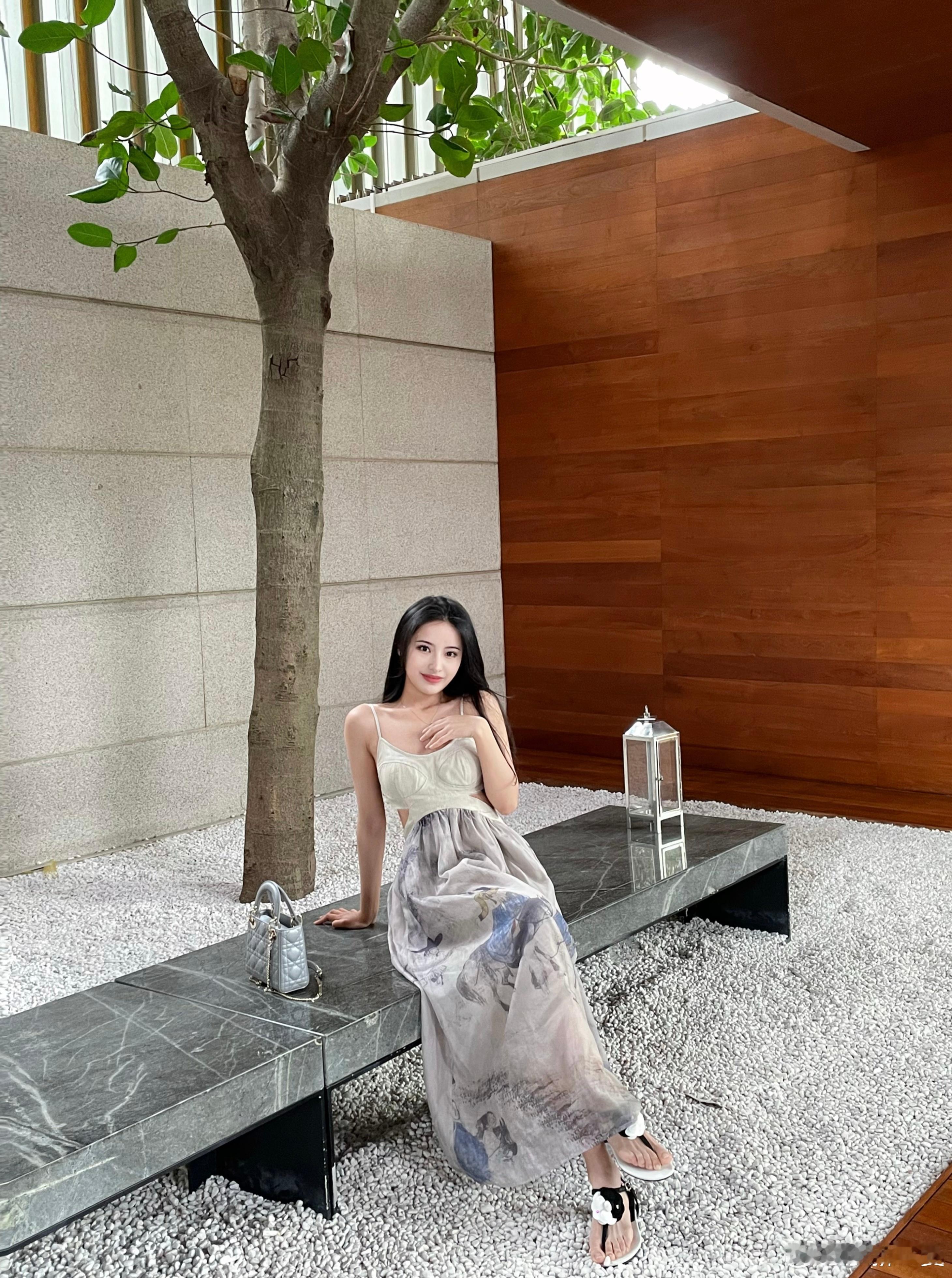 来陵水看小鹏X9超级增程啦！这吃的也太丰盛嘞…连椰壳上也印了大大的我鹏LOGO！