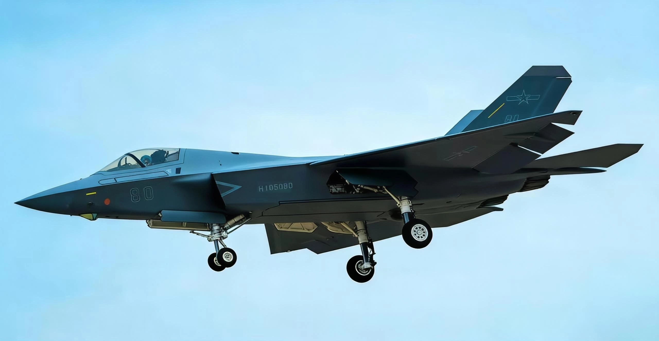 差点给看成F35…咱家战机又出图了