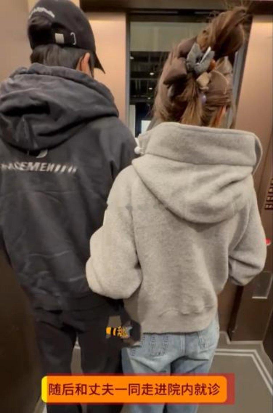 被拍到结伴前往心理科就诊，王晓晨路边焦灼打电话、神色憔悴，俞灏明默默陪伴同行。演