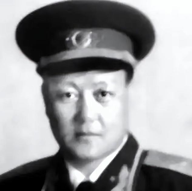 1949年，解放军师长刘秉彦去北京饭店吃饭，突然看到一个服务员举止异常，还有些眼