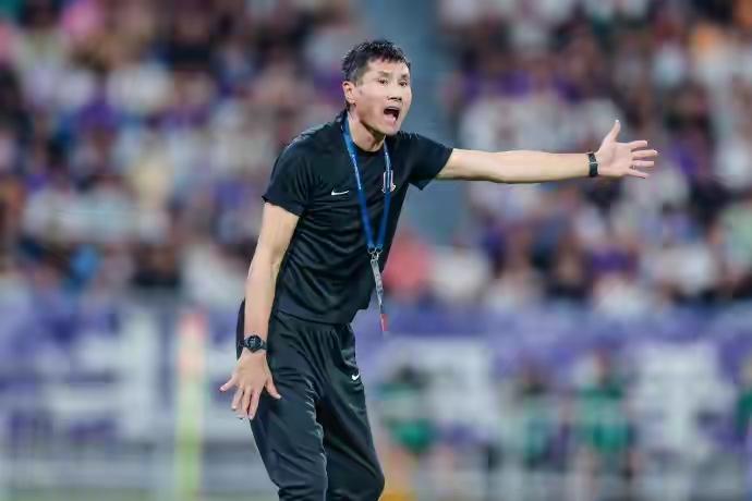 他能不能胜任，能带领国足走多远，都是一个未知数。但是，我们要给他足够的信任。国足