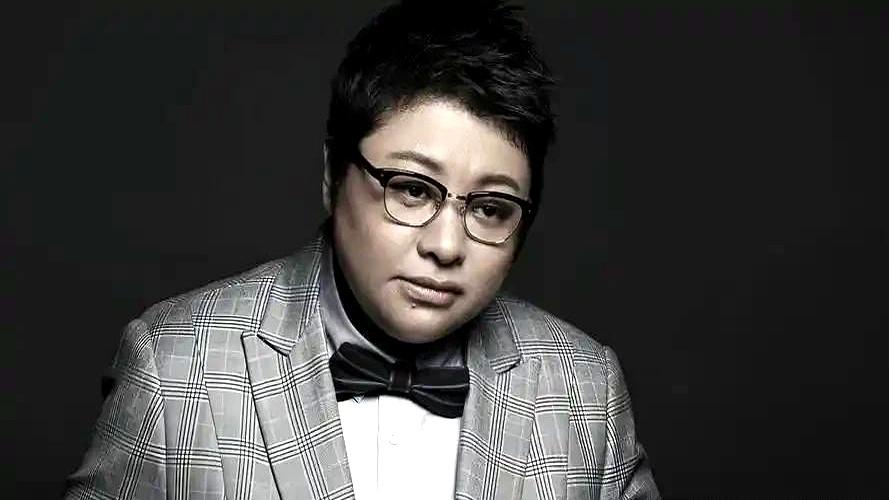 当她踏进场时，腕上那块表比闪光灯还亮，出场方式也不遮不掩。
就在此时，韩红被推到