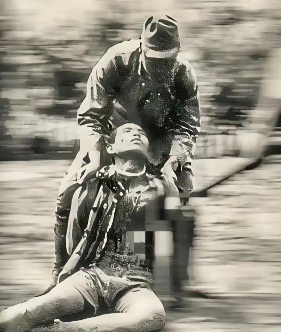 抗日战争中，一名中国士兵被俘后，日军砸断他的双腿，刺穿他的脸颊，把他当成新兵练刺