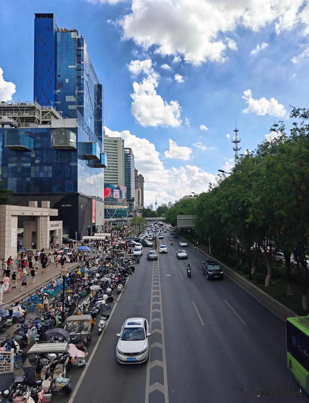 这几年西安增长速度最快的

竟然是电瓶车，

在西安不论哪个地铁口都能

看到数