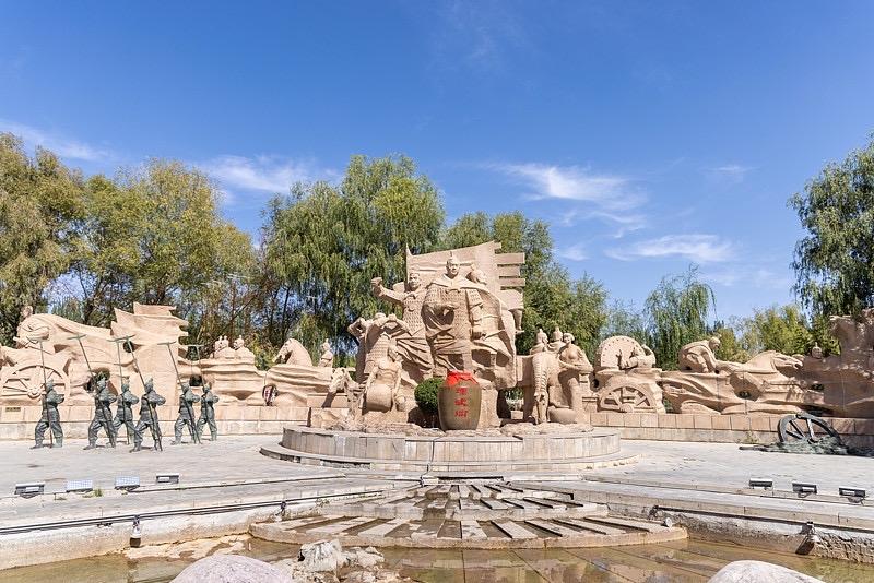 他带着三百人，冲进十万敌营。

他说：