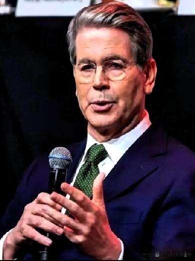 贝森特，华尔街索罗斯“门徒”，擅长金融做空的手段，面对目前美国的经济状况，却束手