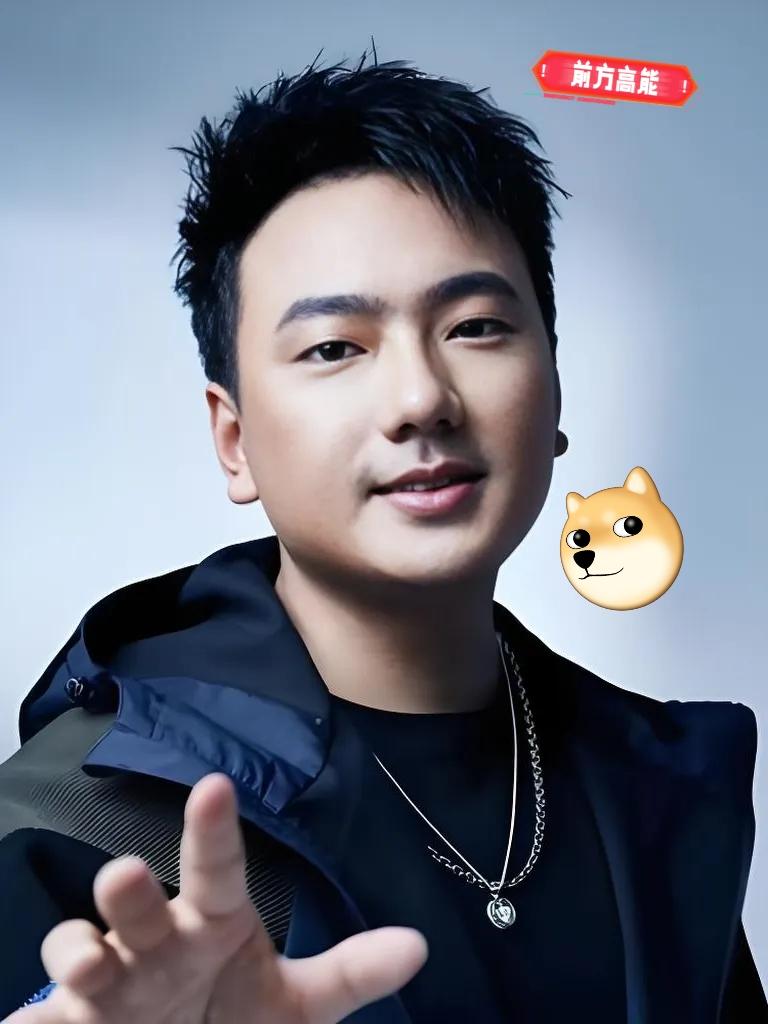 我最想不通的人就是海来阿木，明明巡演四十城场场售空，却偏要在五万八千人的台上跪，