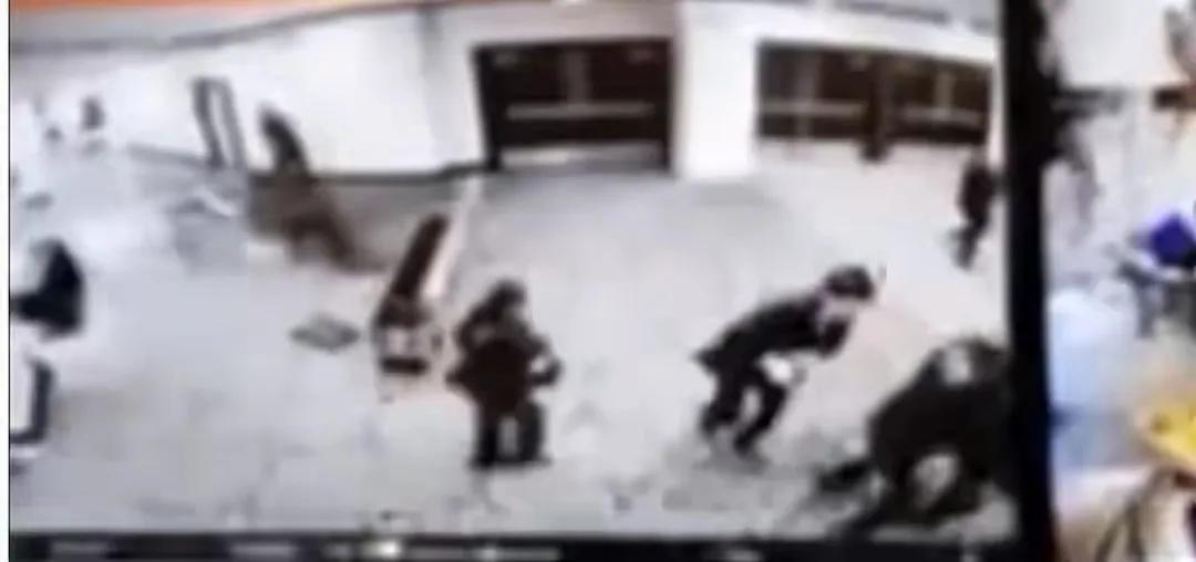 特朗普晚宴9遭遇枪击很多人说是特朗普自导自演的，目的就是为了打击民主党，让大家同