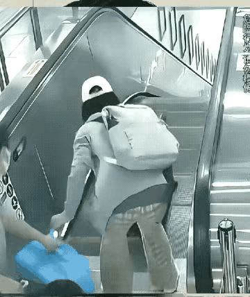 看到这段视频，这姑娘真的让人无语，任谁上步梯就得一手一个把行李箱抓紧了，哪有你这
