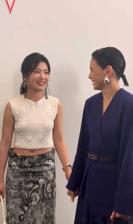 卢昱晓李心洁合影  卢昱晓李心洁同框 纽约时装周的舞台上，卢昱晓和李心洁的合影，