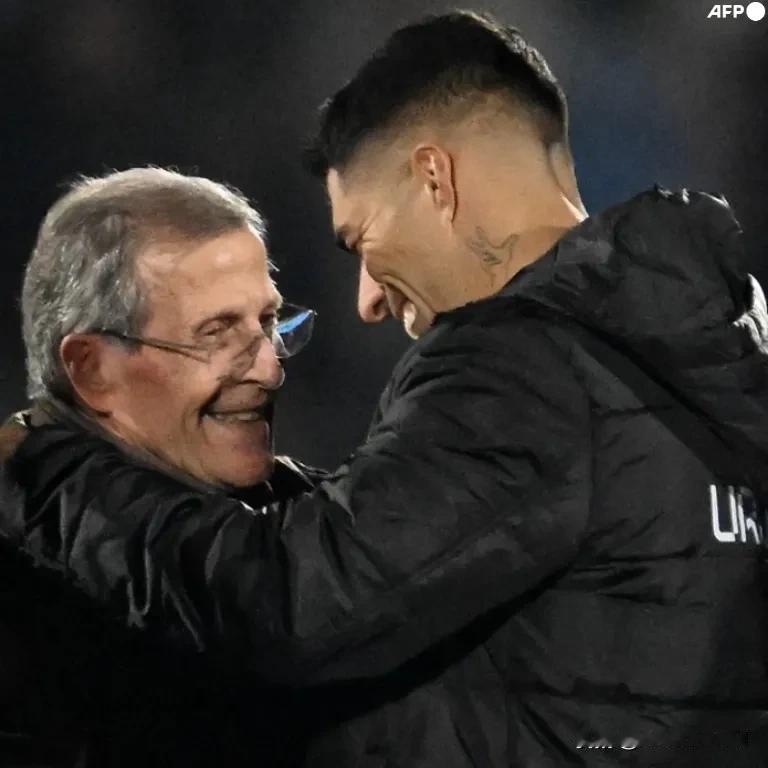 多么美好的时刻❤。 路易斯·苏亚雷斯在告别乌拉圭国家队之夜拥抱老帅塔瓦雷斯。老帅