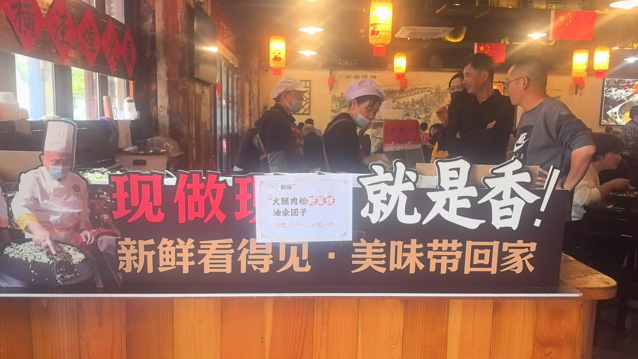 “新鲜看见的，吃的就是香”。新鲜食材直观可见，少了加工与时间的损耗，保留了原汁原