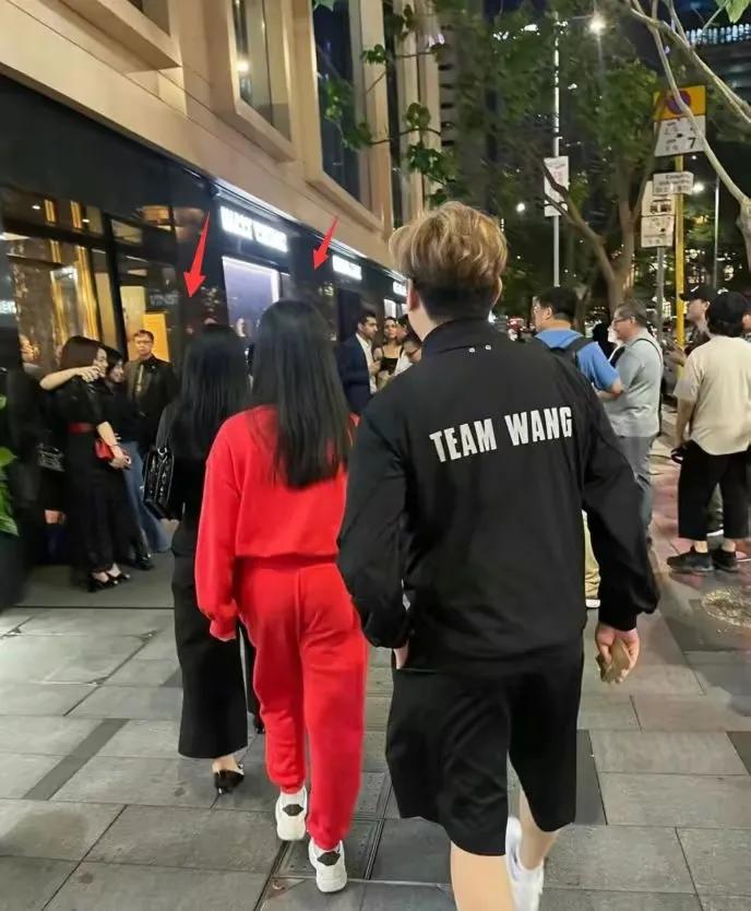 王岳伦李湘带女儿出席酒会，王诗龄穿红衣身材壮硕，越来越像李湘了！
王岳伦李湘王诗