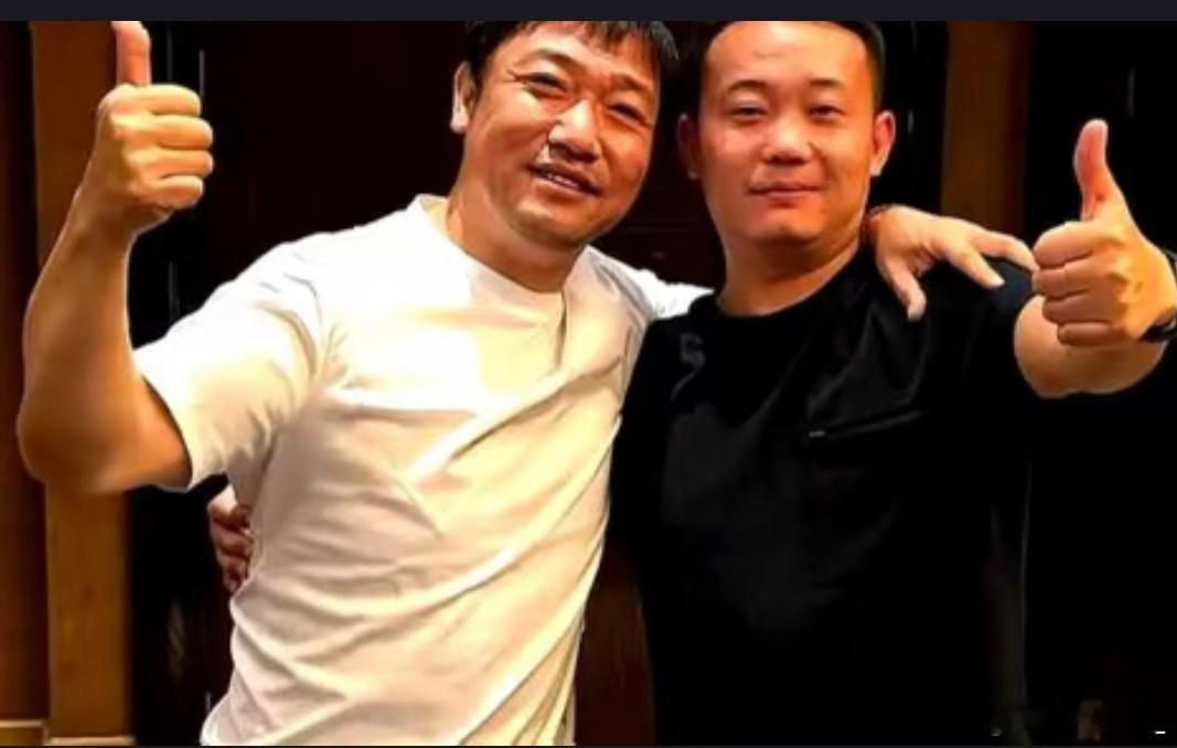 贾冰在路演现场笑着摆摆手，一句“确实没爆粗口”，把这几天的热搜风波轻轻带过。沈腾