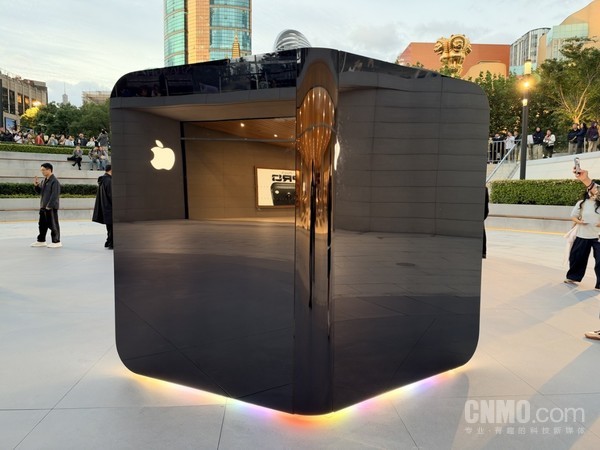 苹果全球四家门店展出iPhone Duo雕塑 成打卡新地标