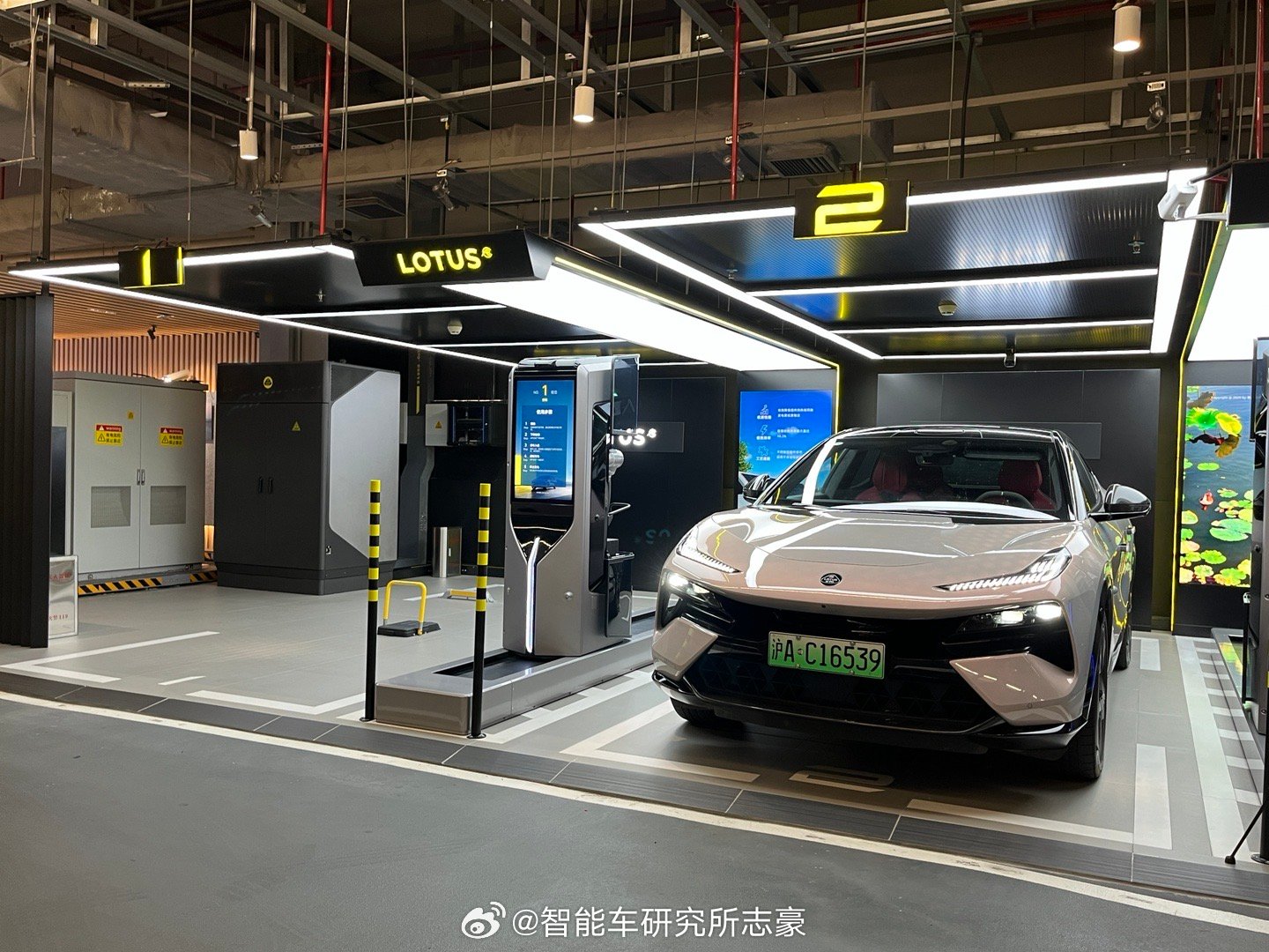 试试路特斯480kW的闪充机器人，是什么体验毕竟3.7元/度电，从3%充满费用堪