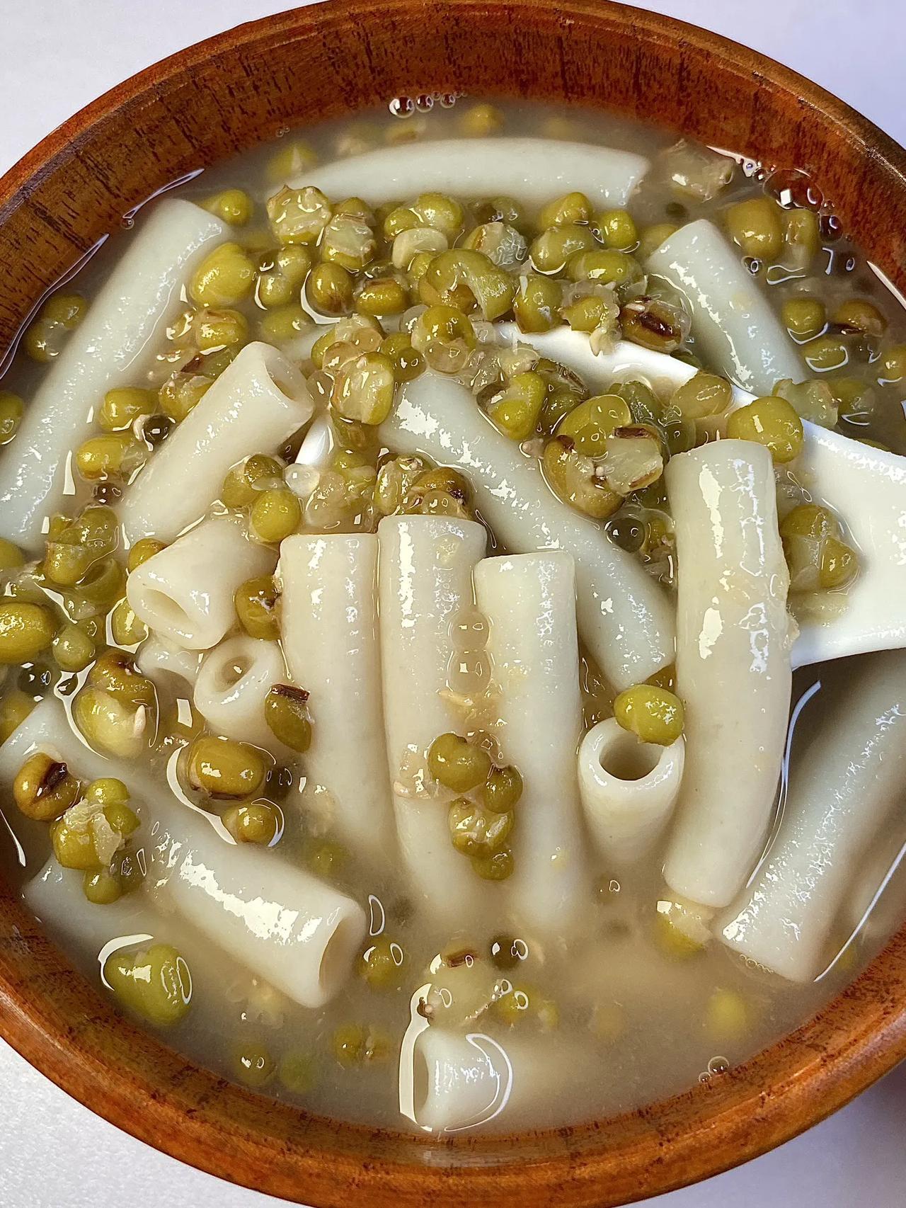 夏日消暑甜品~通心粉绿豆汤！
广东人夏天消暑必备糖水，做法简单又能消暑!
做法：