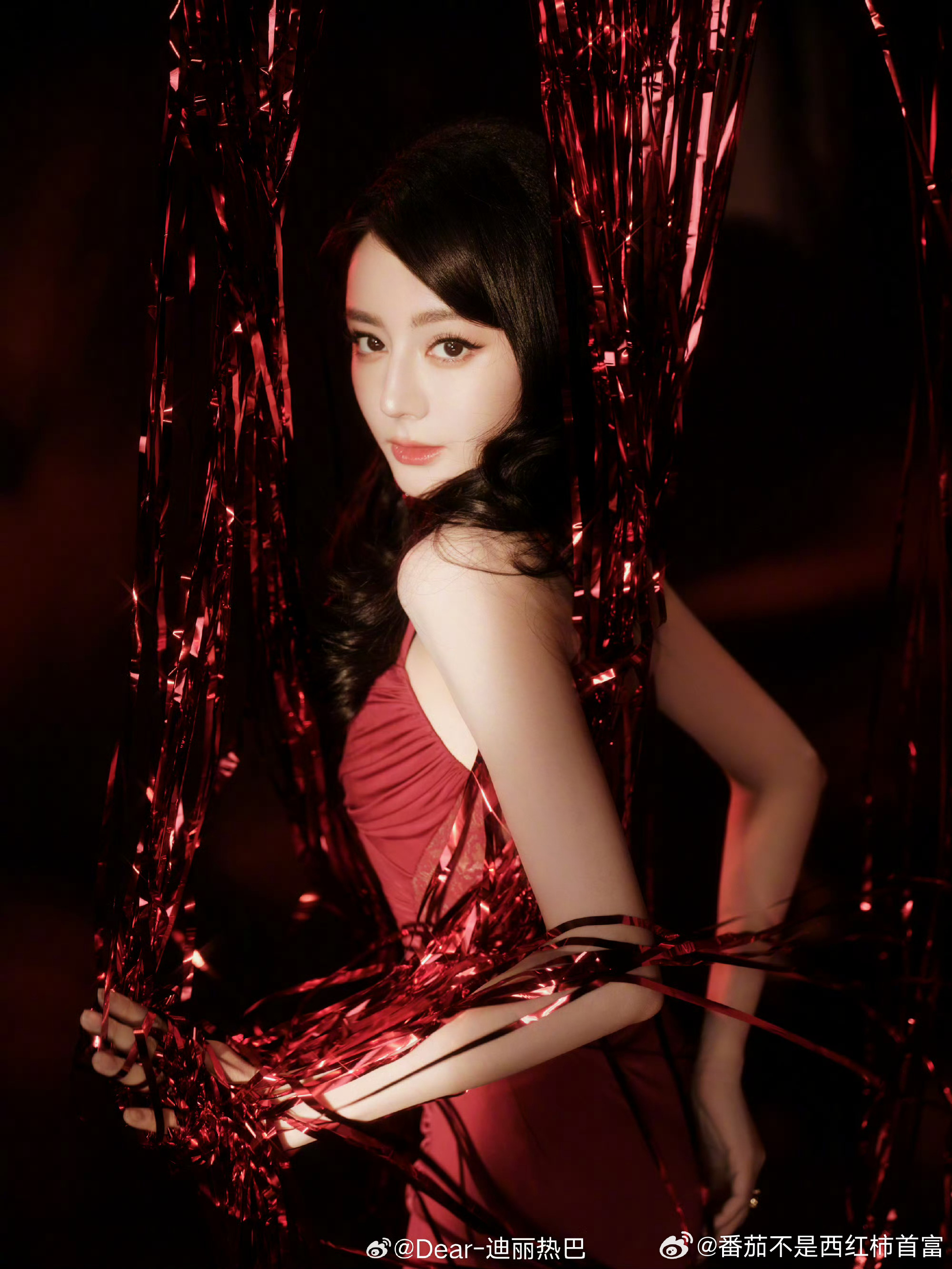 迪丽热巴的投喂永远准时！满满一篮零食还有酸奶疙瘩，隔着屏幕都感受到了热巴的温暖 