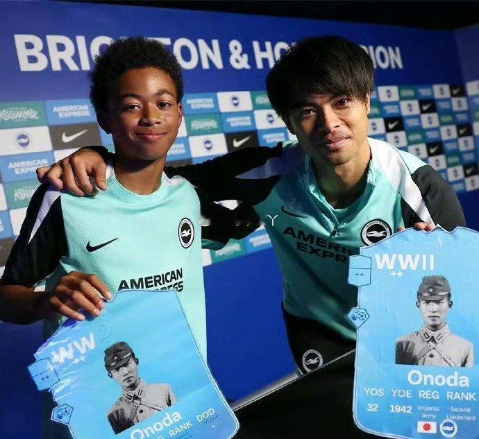 诗卓卓 11月29日，英超布莱顿俱乐部就争议照片致歉。日本球员三笘薰与小球员手持