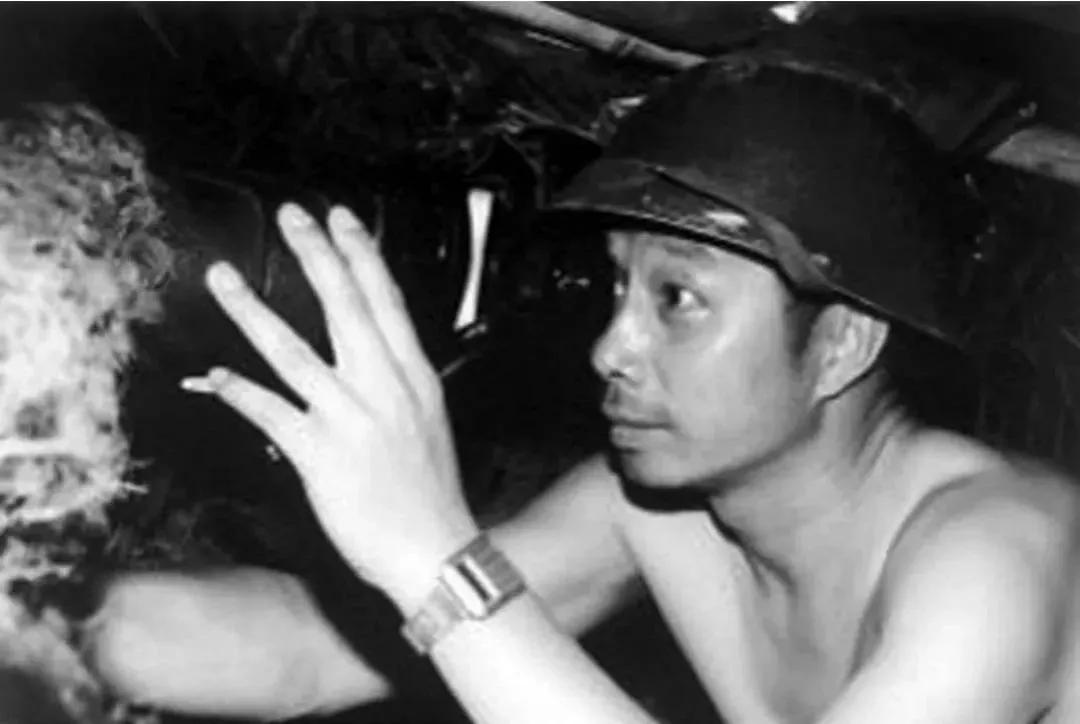 照片中这位在猫耳洞中工作的军人，就是粟裕将军的儿子……粟戎生，此时他正在参加老山