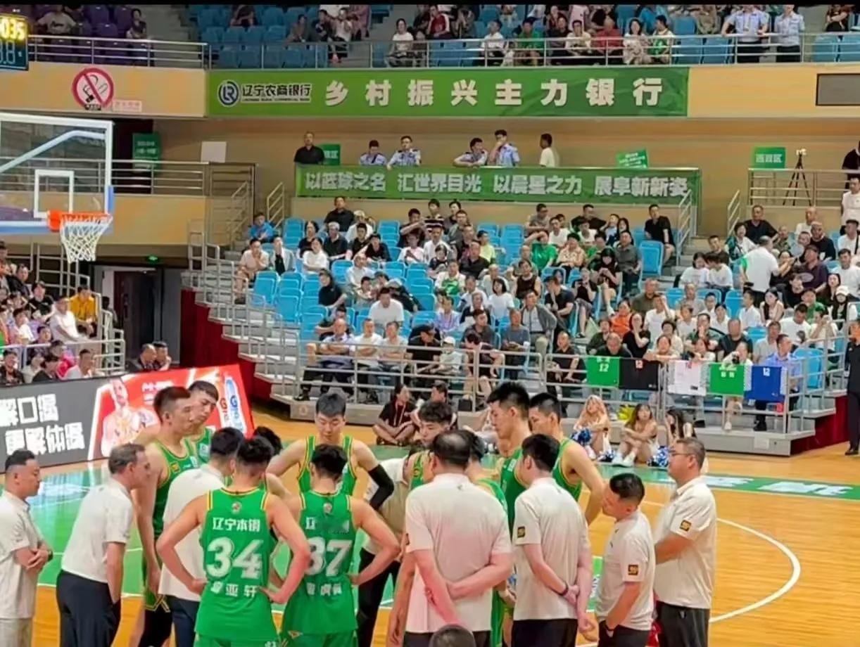 辽宁男篮这是见谁赢谁啊！没有外援参赛，赵继伟、张镇麟等主力缺战，杨鸣带领着辽宁二