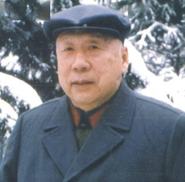 80年代初，伍修权携夫人与老战友和其妻重逢时，对方疑惑为何身边的人不是原配？
1