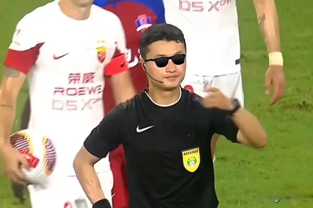 纯纯睁着眼瞎吹！上海海港第一个进球手球与否不好说，电光火石之间，但裁判不亲自观看