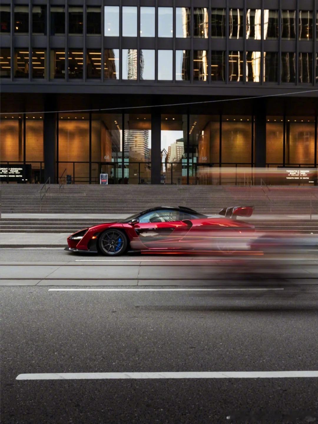 红黑双拼的塞纳，有种一丝不苟的帅 