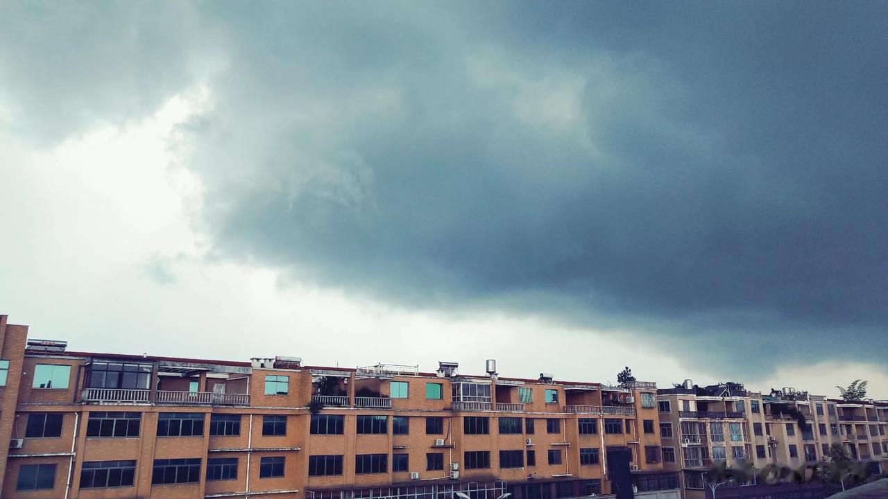 这几天永康总会有突然的瀑风雨，来见证一下瀑风雨的前后变化有多大？