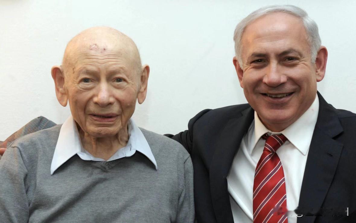 找到了一张照片，
“内塔尼亚胡”和他的父亲合照，
他父亲的耳朵很特别，
有点像…