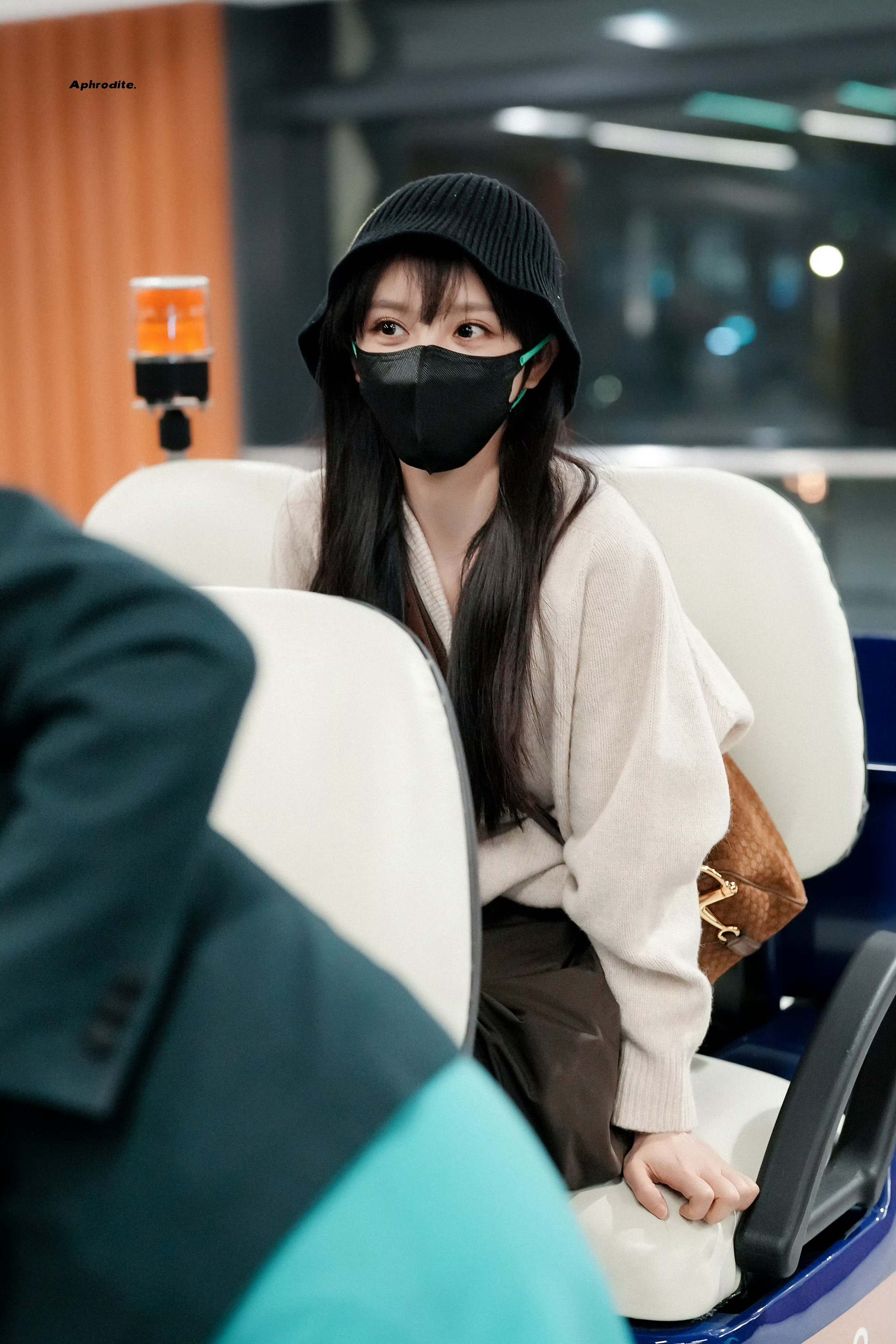 虽然穿着酷酷 但举手投足间还是很有宝宝感 