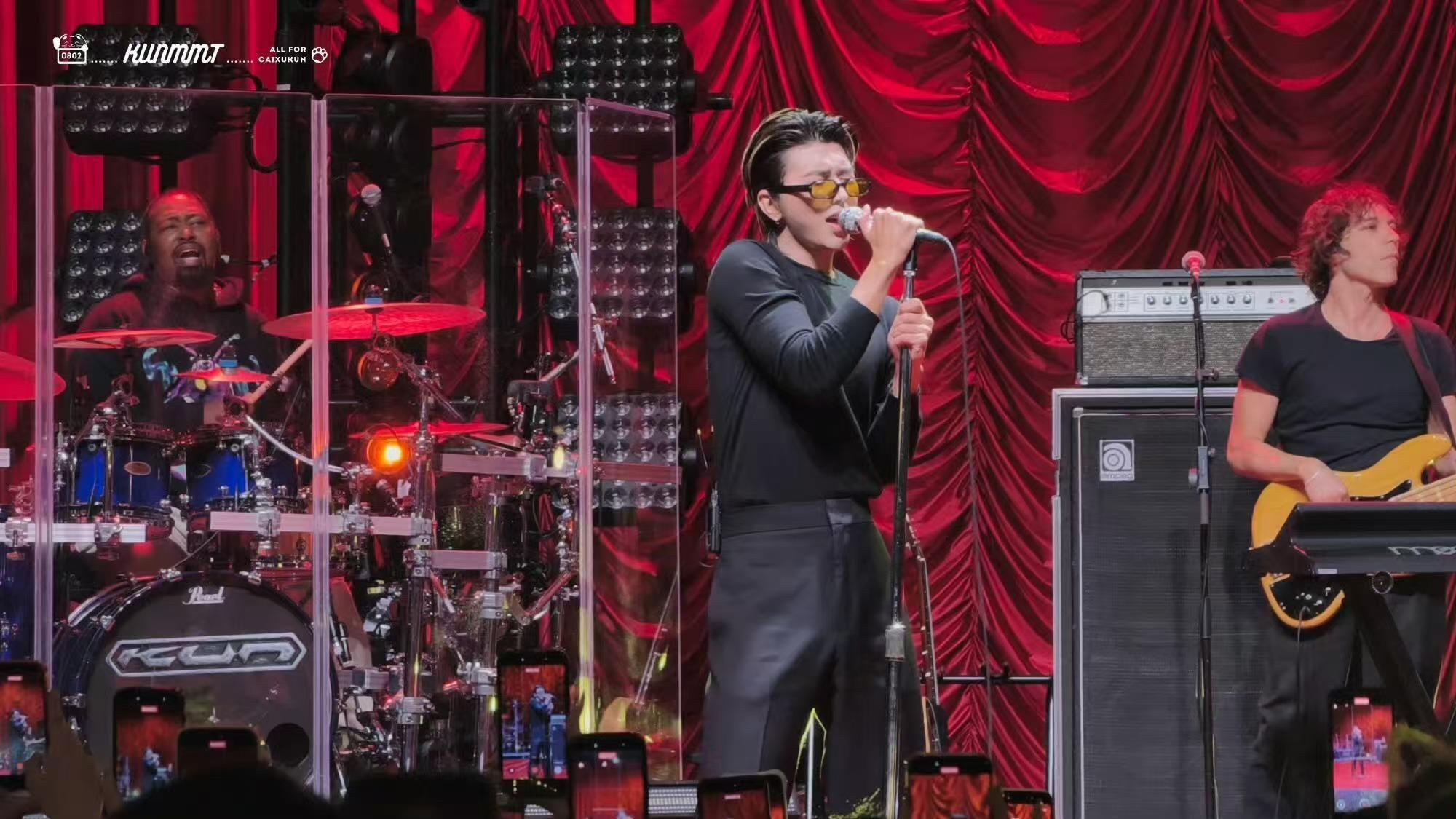 蔡徐坤紧身衣肌肉疯狂心动预警！蔡徐坤紧身衣把肌肉线条衬得淋漓尽致，舞台魅力无人可